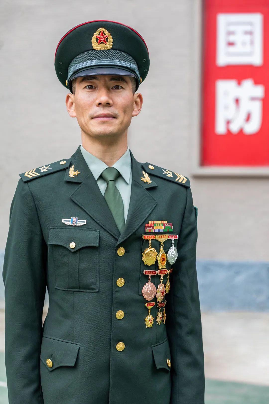 軍士長和上尉哪個職位更高？深度解析兩者差異，軍士長與上尉職位對比，深度解析差異與級別高低
