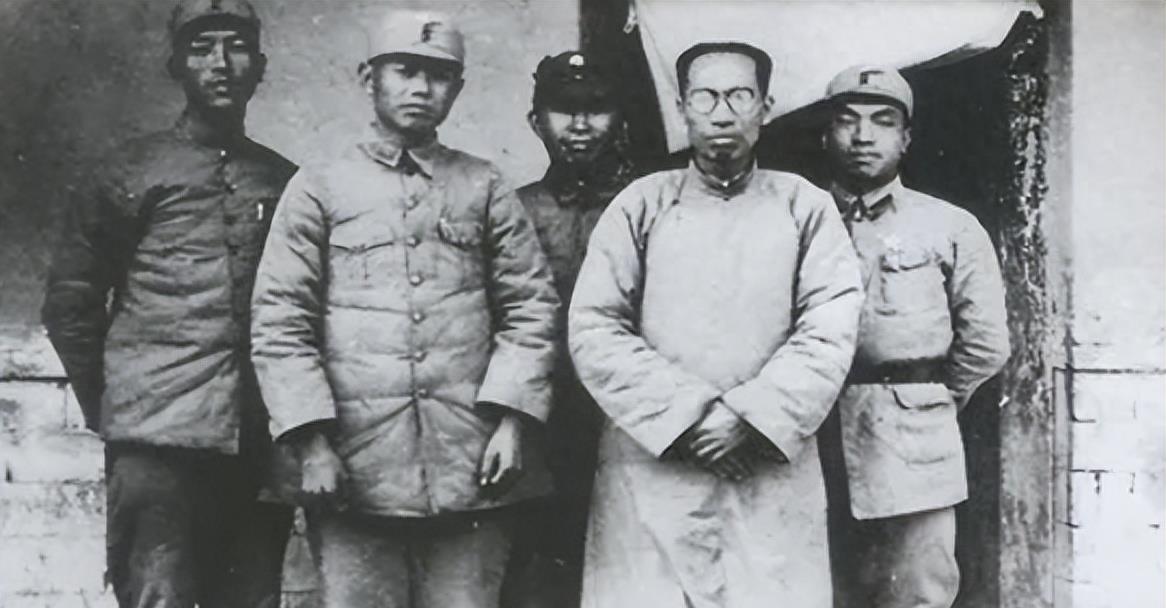 現(xiàn)任海軍政委，引領(lǐng)海軍走向新時代的卓越領(lǐng)導(dǎo)者，現(xiàn)任海軍政委引領(lǐng)新時代，卓越領(lǐng)導(dǎo)照亮海軍前行之路