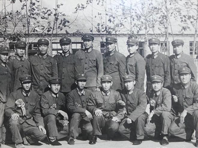 團參謀長與營長之間的管理關(guān)系，探討團參謀長能否管理營長，團參謀長與營長的管理關(guān)系探討，團參謀長對營長的管理能力分析
