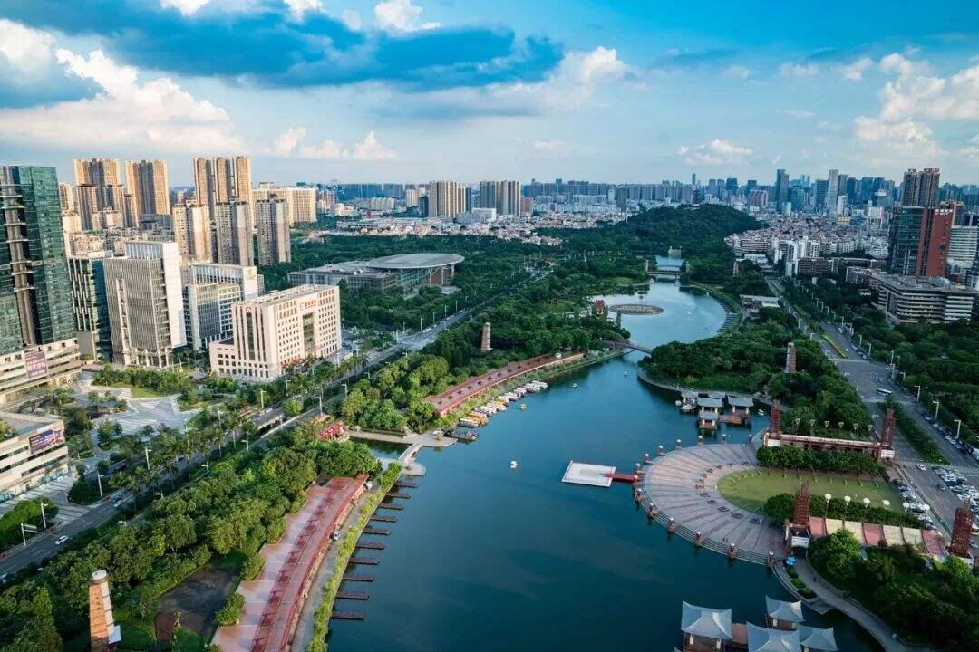 新澳門2025年正版免費(fèi)公開，探索未來的機(jī)遇與挑戰(zhàn)，澳門未來展望，機(jī)遇與挑戰(zhàn)并存（2025正版免費(fèi)公開）